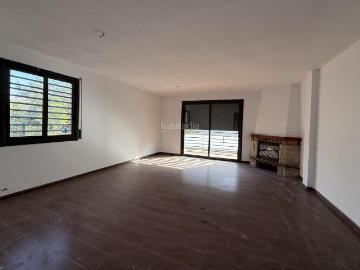 Casa en venta en Vilanova i la Geltrú, Fondo Somella Costa Dorada. Vivienda adosada con piscina privada. Casas Vilanova i la.