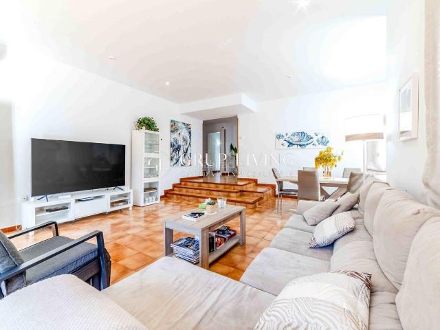 Casa en venta en Vilanova i la Geltrú, L´Aragai Costa Dorada. ELEGANTE VIVIENDA CON JARDÍN, PISCINA Y MÁXIMA PRIVACIDAD EN LA ZONA TENNIS DE VILANOVA I LA GELTRÚ. Casas Vilanova i la.