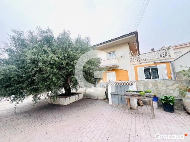 Casa en venta en Vilanova i la Geltrú, La Collada Sis Camins Costa Dorada. CASA INDEPENDIENTE CON JARDÍN CON VISTAS AL MAR Y MONTAÑA. Casas Vilanova i la.