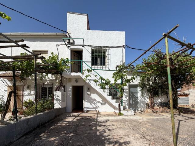 Casa en venta en Villacarrillo. Cortijo con olivos en Agrupación de Mogón. Casas.