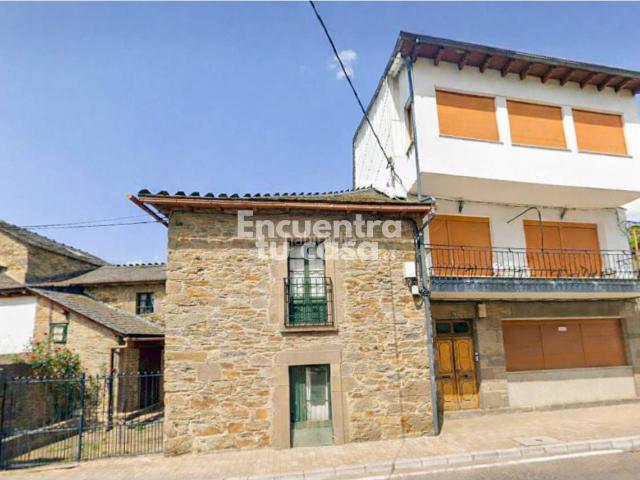 Casa en venta en Villablino. Dos viviendas por el precio de una en el centro de Villablino Ideal para vivir, invertir o combinar ambos. Casas.