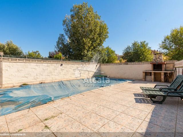 Casa en venta en Villanueva de la Torre. CHALET PAREADO CON PISCINA Y GARAJE PARA DOS VEHÍCULOS EN VILLANUEVA DE LA TORRE. Casas Villanueva de la.