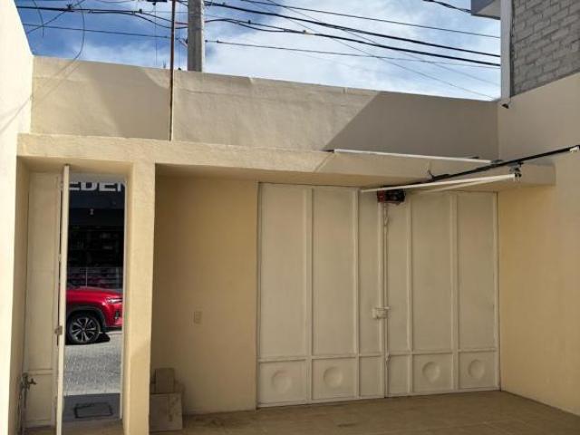 Casa en venta en Villas Benavente, remodelada, 3 recámaras, acabados en cedro