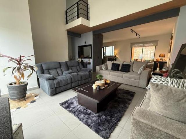 Casa en venta en Villas del Campo en Calimaya, remodelada y con finos acabados