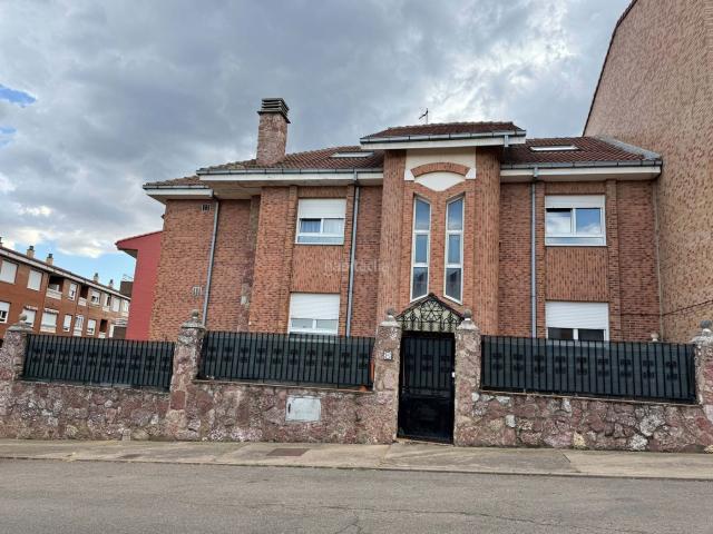 Casa en venta en Villaquilambre. Casas.