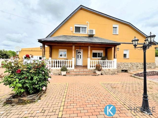 Casa en venta en Villar del Olmo. Impresionante chalet independiente en venta. Casas Villar del.
