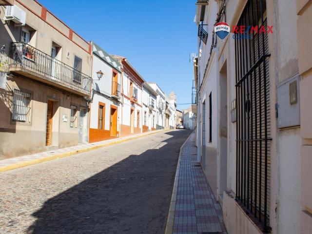 Casa en venta en Villar del Rey. Casa adosada con 2 viviendas independientes y patio. Casas Villar del.
