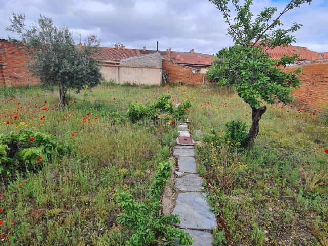 Casa en venta en Villaralbo. Se vende auténtica casa de pueblo con gran terreno en Villaralbo. Casas.