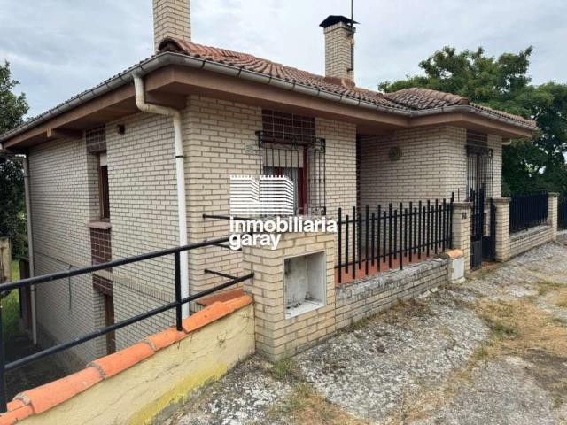 Casa en venta en Villarcayo de Merindad de Castilla la Vieja. CASA CON TERRENO URBANO EN VILLALAIN. Casas Villarcayo de Merindad de Castilla la.