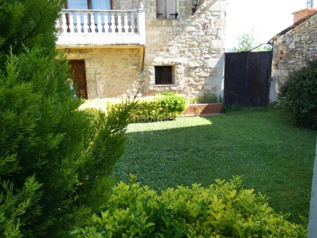 Casa en venta en Villarcayo de Merindad de Castilla la Vieja. Venta de casa de piedra con 2.000 m2 de terreno, muy cerca de Villarcayo. Casas Villarcayo de Merindad de Castilla la.