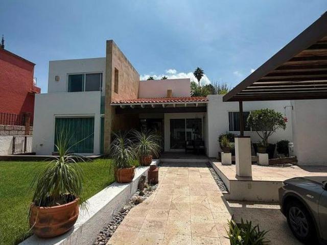 Casa en Venta en Vista Real 800 m² de T. + recámara principal en planta baja Qro