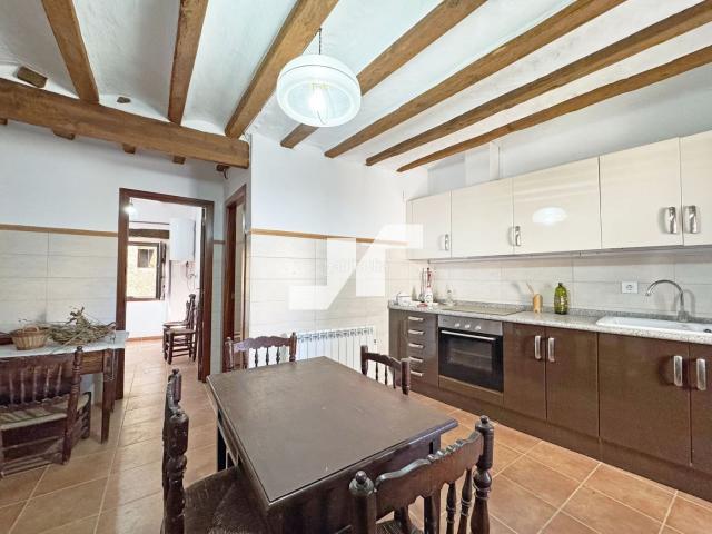 Casa en venta en Vistabella del Maestrazgo. Casa reformada con local en planta baja en Vistabella del Maestrat. Casas Vistabella del.