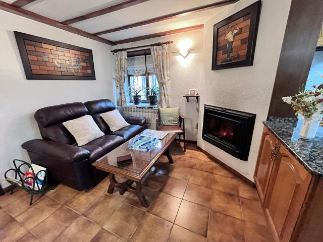 Casa en venta en Vitoria Gasteiz, Zona Rural Suroeste. CASA CON TXOKO Y HUERTA EN PARCELA 1.800 M2. Casas Vitoria.
