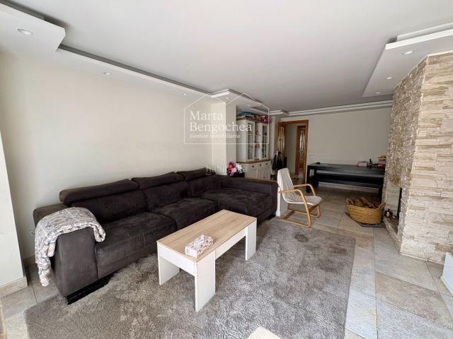 Casa en venta en Vitoria Gasteiz, Abetxuko. Se vende casa de 250m2 reformada con jardín en Gamarra Mayor. Casas Vitoria.