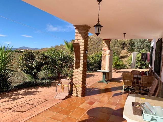 Casa en venta en Viñuela. Magnífica villa independiente con terreno. Casas.