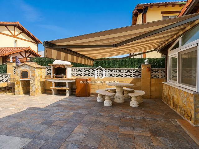 Casa en venta en Voto. Chalet Independiente con Piscina Climatizada, Txoko y Aerotermia en Rada Voto. Casas.