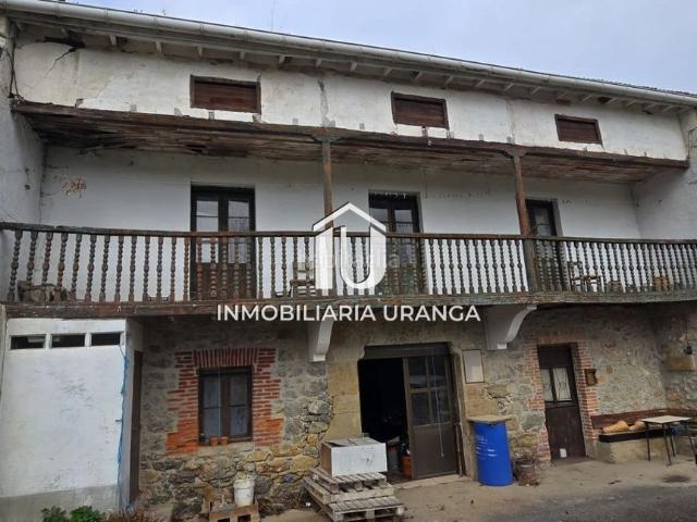 Casa en venta en Voto. Oportunidad de Inversión Amplio Chalet Independiente en Voto para Reformar con Gran Parcela. Casas.