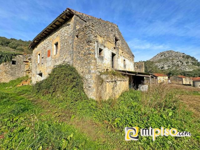 Casa en venta en Voto. Se vende casa de piedra para reformar con terreno urbano en Voto, Cantabria, a solo 20 minutos de Laredo.Ideal para quienes busca. Casas.