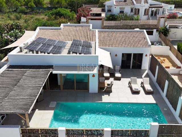 Casa en venta en Xàbia, Cap Martí El Tossalet Pinomar. Al entrar en la residencia principal, te recibe un amplio vestíbulo de entrada, equipado con un armario para capas y que da acceso. Casas.