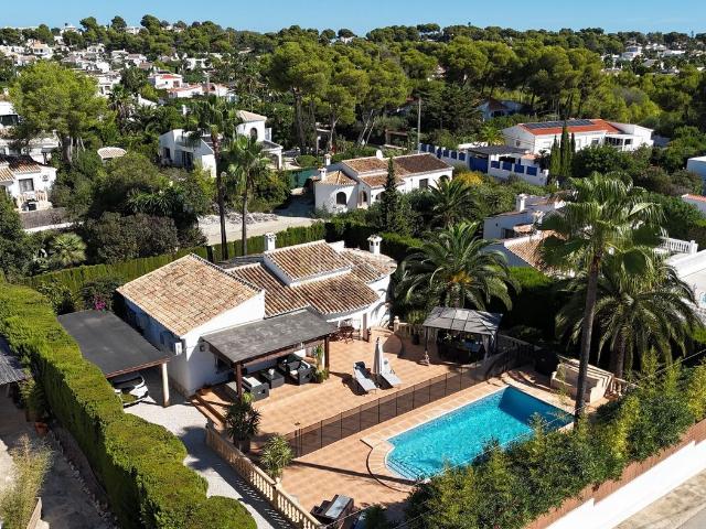 Casa en venta en Xàbia, La Granadella Costa Nova. Una naya cubierta da a la piscina y ofrece una entrada acogedora a la villa, abriéndose directamente al amplio salón. El salón cue. Casas.