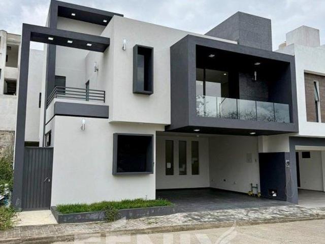 Casa en venta en Xalapa – 4 recámaras, jardín y terrazas en Paseo de la Reina
