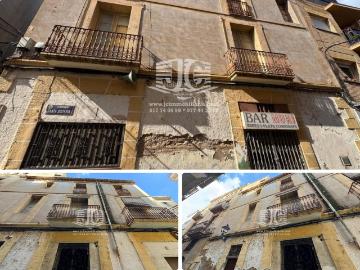 Casa en venta en Xerta. Edificio de 387m2 en el centro de Xerta, Baix Ebre. Casas.
