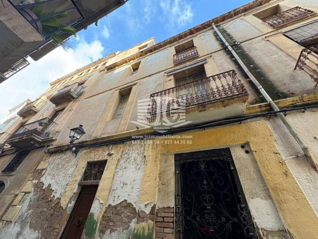 Casa en venta en Xerta. Edificio de 387m2 en el centro de Xerta, Baix Ebre. Casas.
