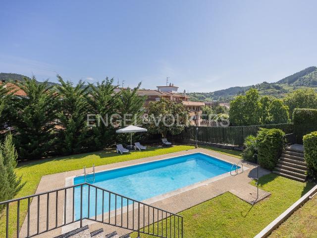 Casa en venta en Zaldibar. Espectacular casa con piscina privada y vistas panorámicas en Zaldibar. Casas.