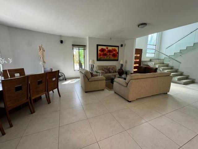CASA EN VENTA EN ZAPOPAN， ENFRENTE DEL PARQUE METROPOLITANO EN COTO