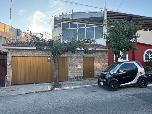 Casa en Venta en Zapopan: Lomas de Atemajac con Amplios Espacios y Excelente Ubicación