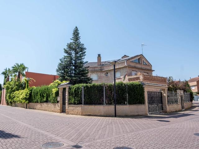 Casa en venta en Zaragoza, Montecanal. Exclusivo chalet en Montecanal con piscina privada y ascensor. Casas.