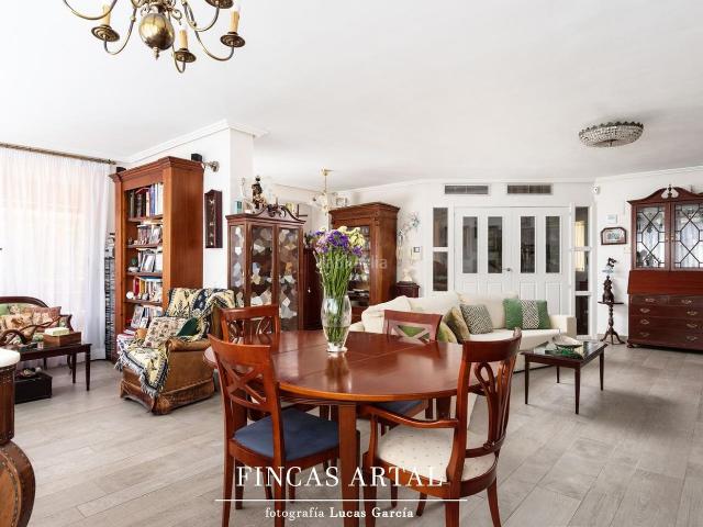 Casa en venta en Zaragoza, Montecanal. Exclusivo Chalet Pareado Esquinero con Jardín y Piscina Privada en Montecanal Vive la elegancia, el espacio y la tranquilidad. Casas.