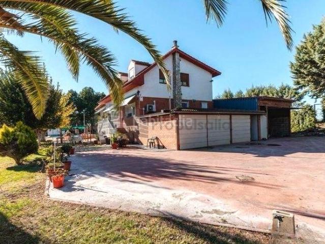 Casa en venta en Zaragoza, Casetas Villarrapa. Espectacular chalet en una finca de 5.000 m2. Casas.