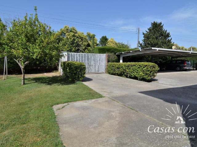 Casa en venta en Zaragoza, Garrapinillos. Chalet independiente en Garrapinillos con piscina y jardín. Casas.