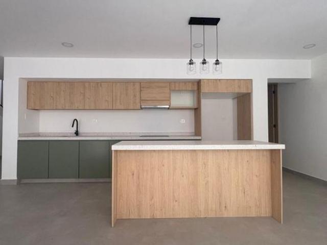 Casa en VENTA en Zerezotla, dentro de fraccionamiento con áreas verdes!
