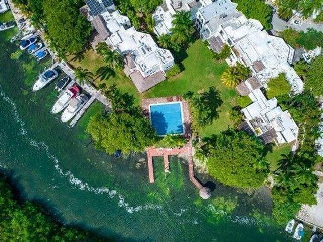 Casa en venta en ZH amueblada de 3 Niveles en Villa Sicilia