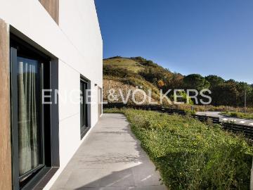 Casa en venta en Zierbena. Exclusivo chalet pareado de obra nueva con jardín y vistas al mar. Casas.