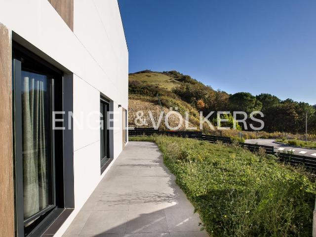 Casa en venta en Zierbena. Exclusivo chalet pareado de obra nueva con jardín y vistas al mar. Casas.