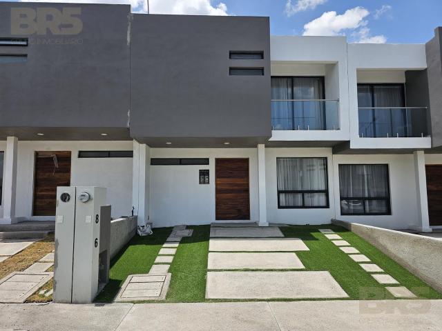 Casa en Venta en Zona Candiles Corregidora, con Doble Altura y Rec?mara en PB