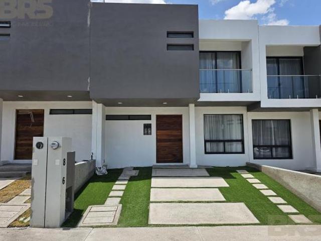 Casa en Venta en Zona Candiles Corregidora, con Doble Altura y Recámara en PB