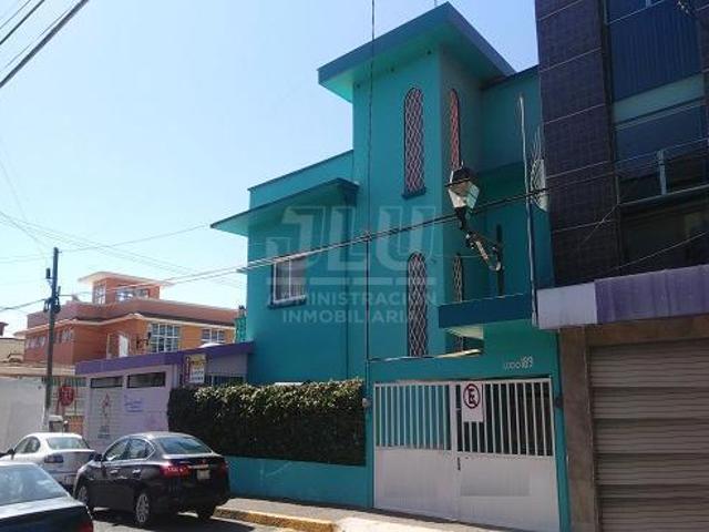 Casa en Venta en Zona Centro, con tres locales en planta baja, Xalapa, Ver