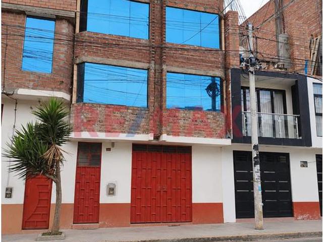 Casa En Venta En Zona Altamente Comercial Frente A Metro De Chilca Y A Unos Pasos De Ministerio De Transportes