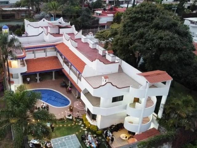 Casa en Venta en Zona Dorada Cuernavaca con Piscina y Jardín