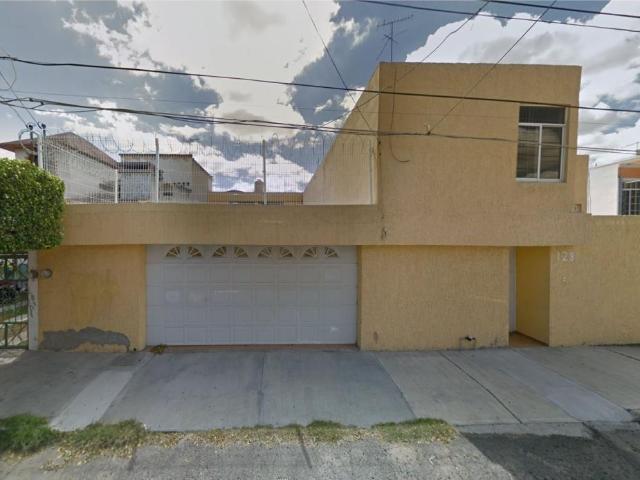 CASA EN VENTA EN ZONA DE ORO, CELAYA, GUANAJUATO