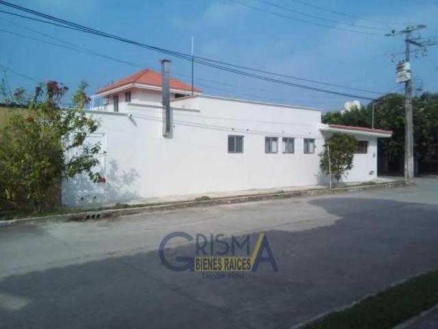 CASA EN VENTA EN ZONA RESIDENCIAL COLONIA JARDINES DE TUXPAN