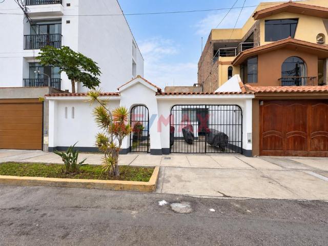 Casa En Venta En Zona Residencial De Chorrillos | 178 M² De Terreno