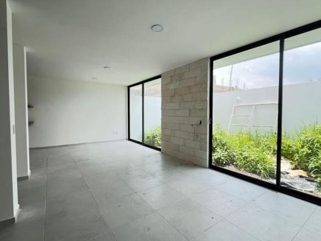 Casa en venta en zona Tejeda, 4 Recámaras, incluye recámara u oficina en PB