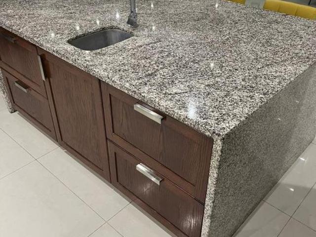CASA EN VENTA EN ZONA VALLES CON CUARTO DE SERVICIO