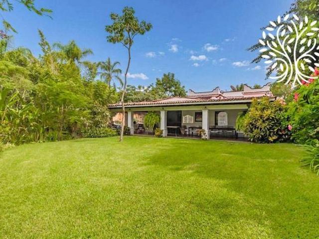 Casa de Lujo en Venta en Palmira, Cuernavaca Morelos, Privada con Seguridad, 2 Bungalows