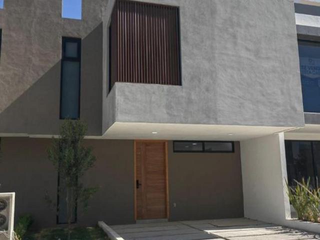 CASA EN VENTA EN 2 NIVELES A TAN SOLO 5 MIN DE PALZA EXPLANADA